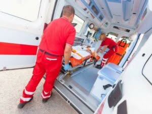 differenza tra trasporto sanitario e trasporto sanitario semplice assistenza medica in trasporto sanitario privato