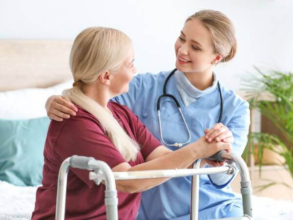 Operatore sanitario assiste persona anziana